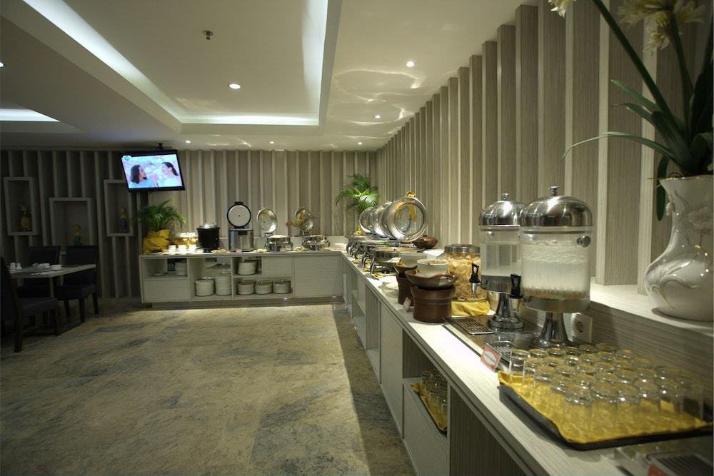 Tjokro Hotel Pekanbaru Exterior photo