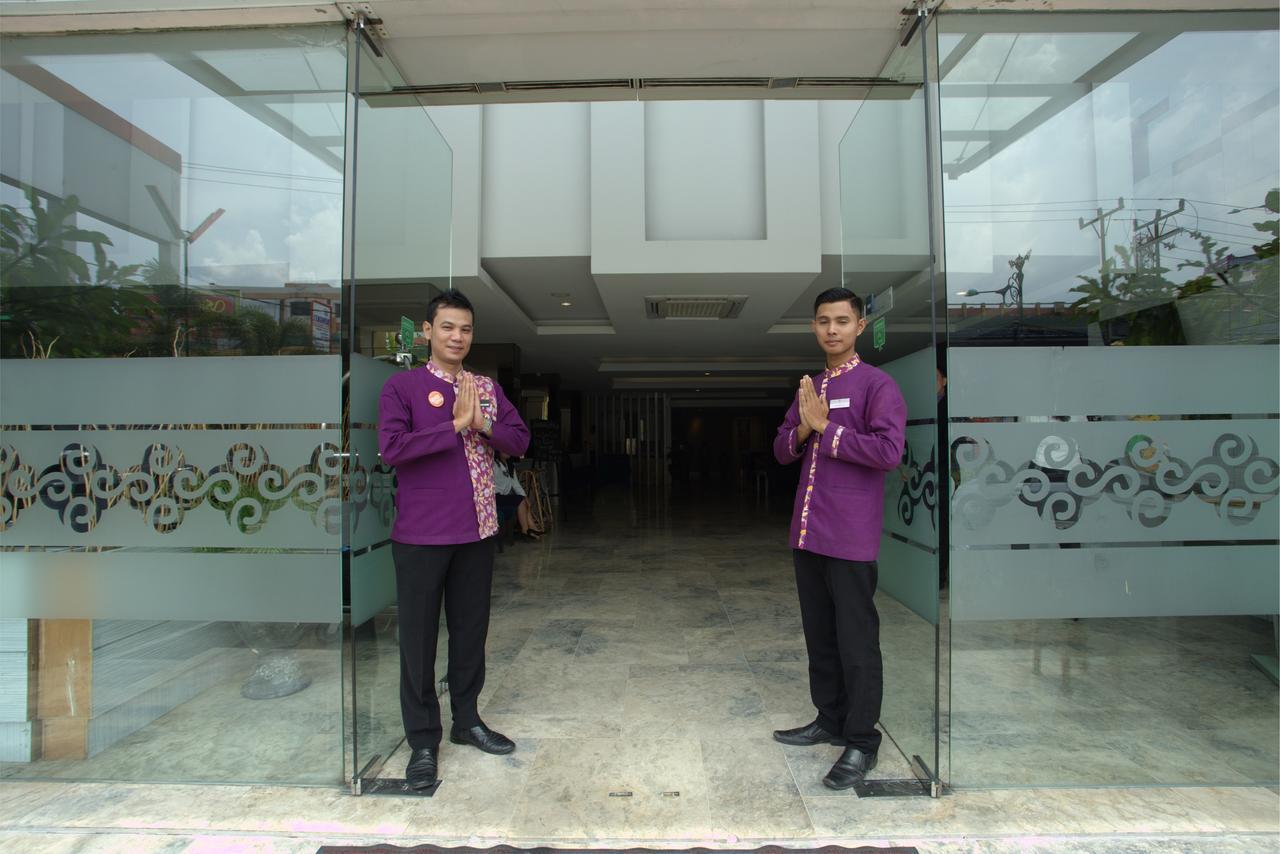 Tjokro Hotel Pekanbaru Exterior photo